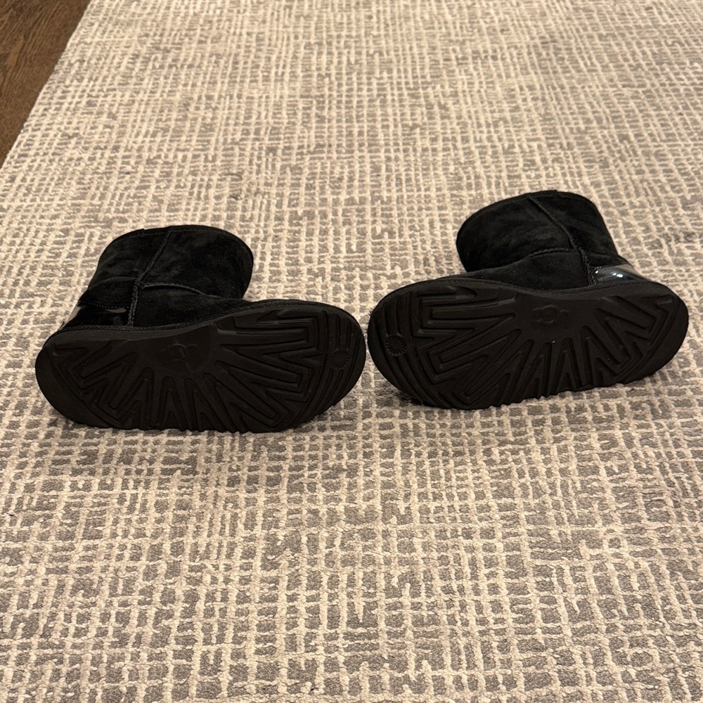 Black Ugg big kid boots size 4 - Picture 4 of 6